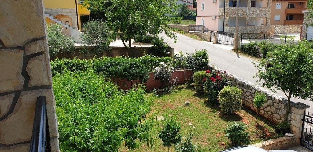 Apartments Roses Dobrinj Ngoại thất bức ảnh