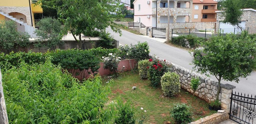 Apartments Roses Dobrinj Ngoại thất bức ảnh